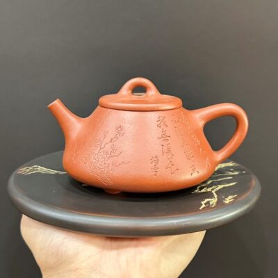 Ấm tử sa Thạch Biều khắc hoa mai đại hồng bào nghi hưng 240ml pha trà đạo ngon.
