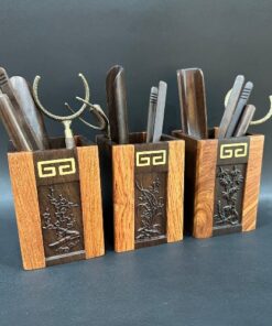 bộ dụng cụ pha trà gỗ có chổi và lọ cắm hoa mai lan cúc sen đẹp pha trà đạo việt nam.