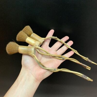 Chổi trà dưỡng ấm cán tre đẹp xoắn thủ công lông mượt 24cm.