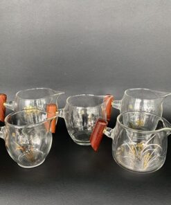 chén tống thủy tinh cao cấp dùng làm chuyên chia trà dáng quai gỗ họa tiết đẹp 220-400ml.