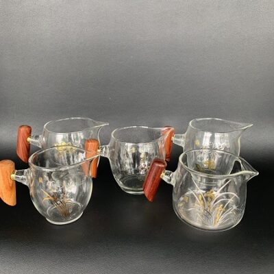 chén tống thủy tinh cao cấp dùng làm chuyên chia trà dáng quai gỗ họa tiết đẹp 220-400ml.