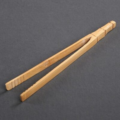 Gắp chén là một dụng cụ pha trà được làm bằng tre dùng kẹp ly hoặc gắp trà dài 18cm