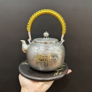 ấm tetsubin bạc nguyên chất đun nước pha trà đẹp họa tiết sen 1L bày bàn trà đạo.
