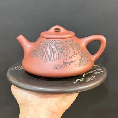 Ấm tử sa thạch biều nguyên khoáng đất cũ khắc sơn thủy thủ công quần ẩm đẹp 350ml.