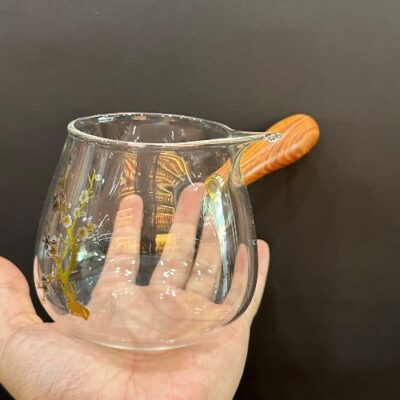 chén tống thủy tinh quai ngang bằng gỗ làm chuyên trà đẹp 400ml dễ rót bền.