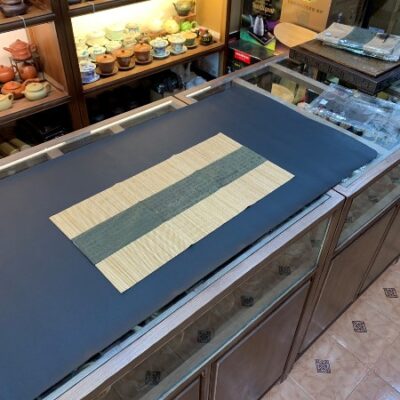 chiếu trà tre nẹp vải ở giữa trải bàn trà cỡ ngắn 60x30cm DC50.