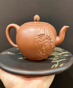 ấm trà tử sa mỹ nhân kiên đắp nổi mặt phật 360ml thủ công đẹp nguyên khoáng long huyết sa.