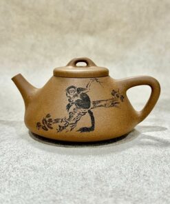 Ấm tử sa Nghi Hưng đoàn nê thạch biều khắc khỉ 195ml ATS212