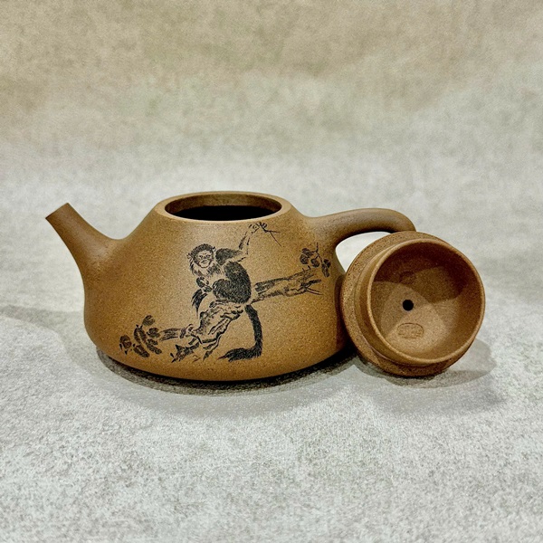 Ấm tử sa Nghi Hưng đoàn nê thạch biều khắc khỉ 195ml ATS212 - Ảnh 3