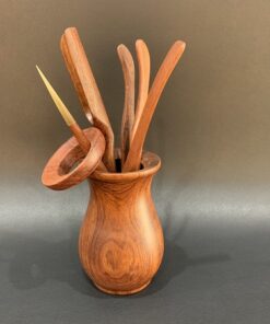 dụng cụ pha trà gồm nhiều trà cụ bằng gỗ hương cho công năng tốt bền đẹp.