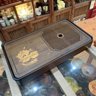 khay trà tre đựng ấm chén dạng hộp khắc sen 48x28cm chứa nước bên trong