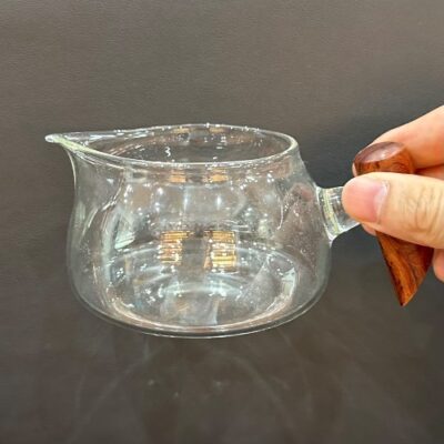 Chén tống thủy tinh quai gỗ đẹp làm chuyên chia trà 200ml CT34.