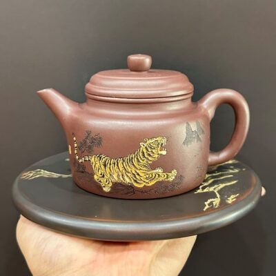 ấm tử sa khắc hổ nguyên khoáng đất cũ nghi hưng dáng đứng đẹp pha trà ngon.