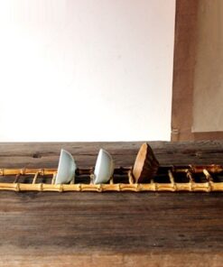 giá gác ly trà bằng tre hình cái thang úp được nhiều loại cốc chén dài 40cm