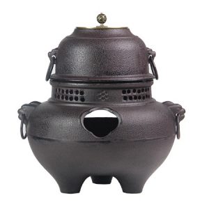 Bếp đun nước pha trà bằng gang nấu bằng củi hoặc than hoa đều được dùng gáo múc nước cao cấp