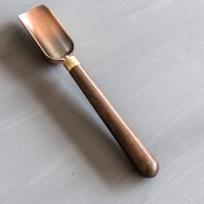 xúc trà muỗng đồng cán gỗ gụ đẹp dễ múc trà từ trong hộp đựng ra dài 19cm