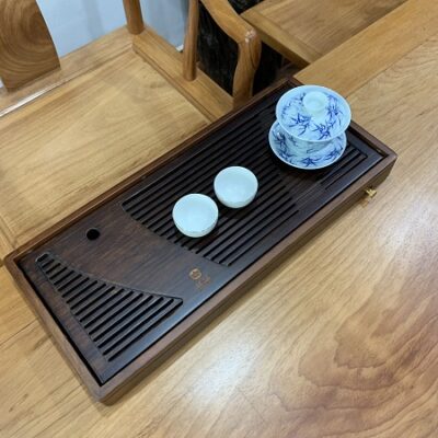khay trà tre cao cấp dạng hộp màu gỗ chiêu liêu sang trọng bền đẹp dài 50cm.