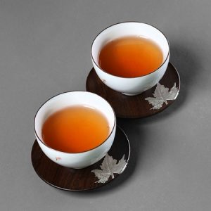 lót ly trà bằng gỗ gụ hình tròn đính hoạ tiết bạc để kê chén trà đẹp