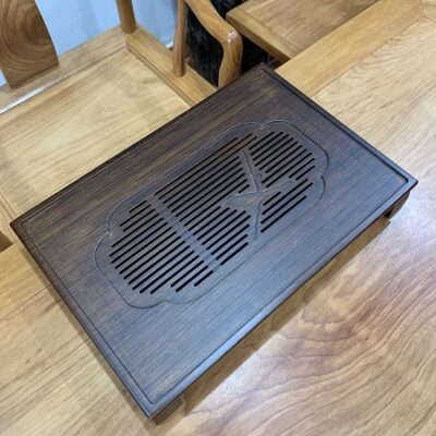 Khay trà tre để ấm chén màu gỗ sang trọng họa tiết chim có khay nhựa hứng nước bền 50x34cm.