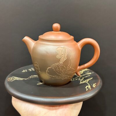 ấm nê hưng hoả biến khắc sơn thuỷ thủ công dáng cung đăng cao đẹp 250ml nắp khít.