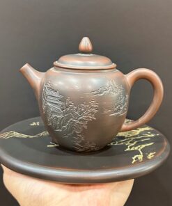 ấm nê hưng hoả biến khắc sơn thuỷ thủ công dáng cung đăng cao đẹp 250ml nắp khít.