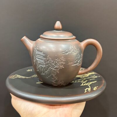ấm nê hưng hoả biến khắc sơn thuỷ thủ công dáng cung đăng cao đẹp 250ml nắp khít.
