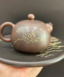 ấm nê hưng hoả biến dáng tây thi vòi cong đẹp thủ công khắc mèo nắp khít 200ml.