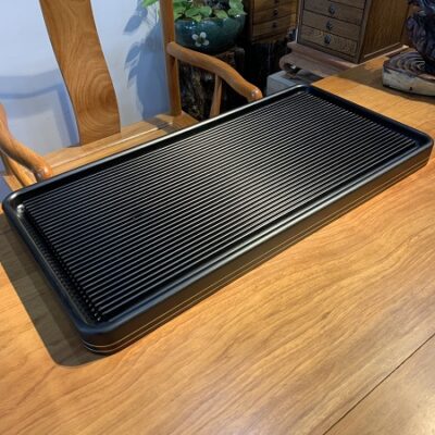 Khay trà Bakelite phíp cao cấp màu đen viền vàng để ấm chén trà 80x40cm sang trọng.