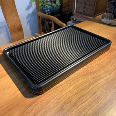 Khay trà phíp Bakelite cao cấp để ấm chén bền đẹp màu đen viền vàng 60x40cm sang trọng.