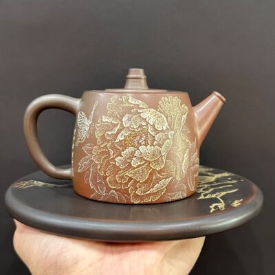 ấm tử sa nê hưng cao cấp khắc hoa mẫu đơn dáng đức trung thủ công đẹp hoàn hảo 330ml.