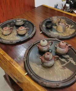 khay trà đá hình tròn nê hưng cao cấp hoả biến viền gốc tùng hoạ tiết sơn thuỷ thủ công.