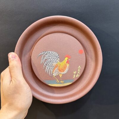 Đế kê ấm trà tử sa nguyên khoáng đất cũ đắp nổi gà đẹp 17.3x2.5cm