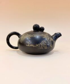 Ấm tử sa Nê Hưng phỏng cổ khắc sơn thủy 240ml AKC81