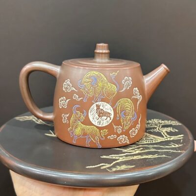 Ấm tử sa cao cấp hỏa biến họa trâu thủ công cực đẹp dáng đức trung quần ẩm 330ml.