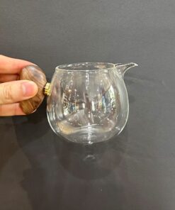 Chén tống thủy tinh quai gỗ làm chuyên rót trà đẹp 220ml CT27