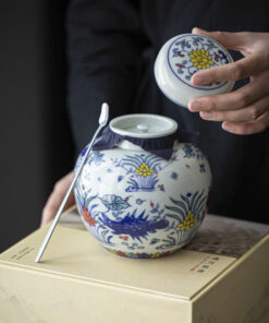 Hũ đựng trà sứ cảnh đức cao cấp vẽ tay nắp 2 lớp có hộp sang trọng 1L cỡ to kèm thìa.