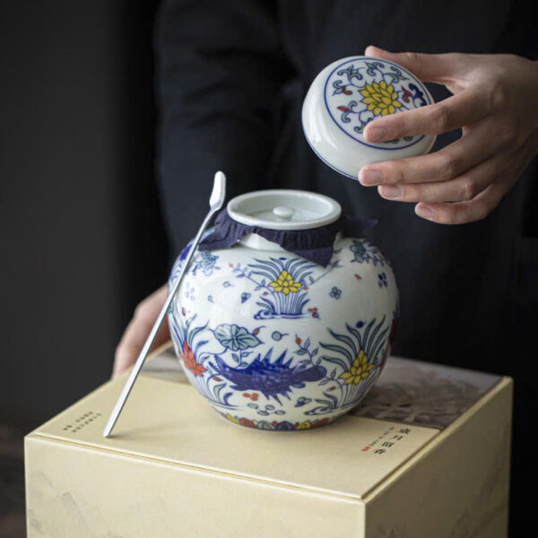Hũ đựng trà sứ cảnh đức cao cấp vẽ tay nắp 2 lớp có hộp sang trọng 1L cỡ to kèm thìa.