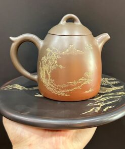 Ấm trà tần quyền tử sa nê hưng khắc sơn thủy 240ml pha trà ngon công năng tốt.