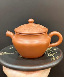 Ấm trà tử sa nê hưng khắc hoa trên nắp đẹp màu đỏ tươi 250ml pha trà ngon.