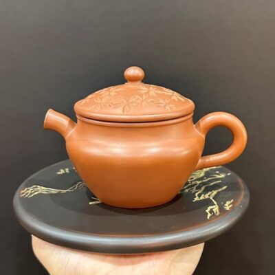 Ấm trà tử sa nê hưng khắc hoa trên nắp đẹp màu đỏ tươi 250ml pha trà ngon.