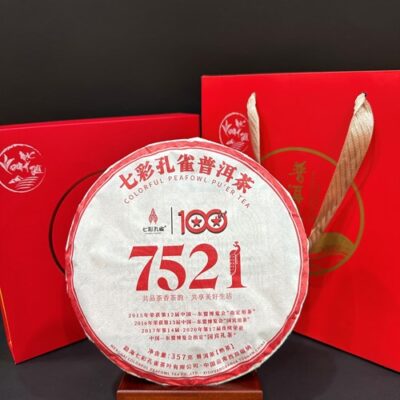 Trà phổ nhĩ chín chính hãng Thất Thái Khổng Tước năm 2021 bánh tròn 357g ngon thơm.