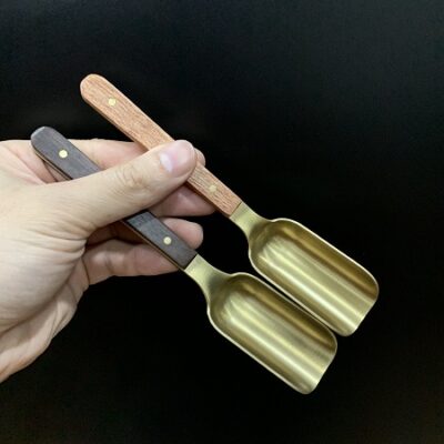 Xúc trà đồng vàng cán gỗ dùng làm muỗng trà đẹp dễ cầm không làm gãy trà tiện lợi