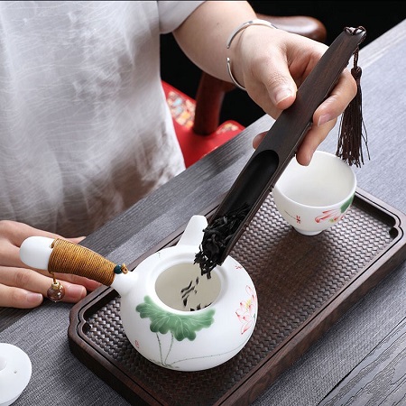 Xúc trà gỗ gụ đẹp dùng làm muỗng trà có dây ở chuôi dễ cầm bền tiện lợi