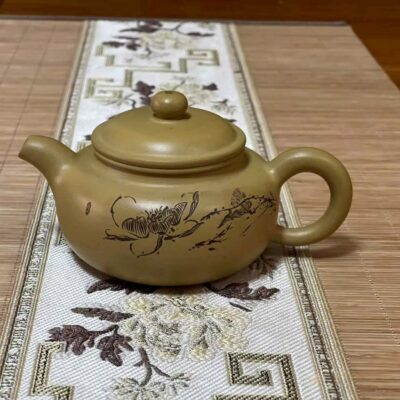 Ấm tử sa nê hưng tây thi khắc sơn thủy cao cấp 230ml màu vàng đẹp pha trà ngon.