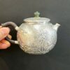 Ấm pha trà bạc nguyên chất ag 999 thủ công sơn thủy đẹp 230ml quai gỗ pha trà ngon.