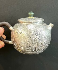 Ấm pha trà bạc nguyên chất ag 999 thủ công sơn thủy đẹp 230ml quai gỗ pha trà ngon.