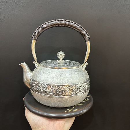 Ấm tetsubin bạc nguyên chất 999 đun nước pha trà xịn đẹp gò tay thủ công pha trà cực ngon.