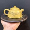 Ấm tử sa nê hưng đức trung khắc sơn thủy thủ công đẹp màu vàng 230ml pha trà ngon.