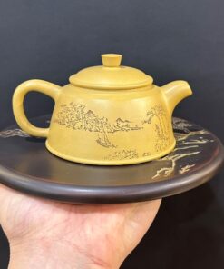 Ấm tử sa nê hưng đức trung khắc sơn thủy thủ công đẹp màu vàng 230ml pha trà ngon.