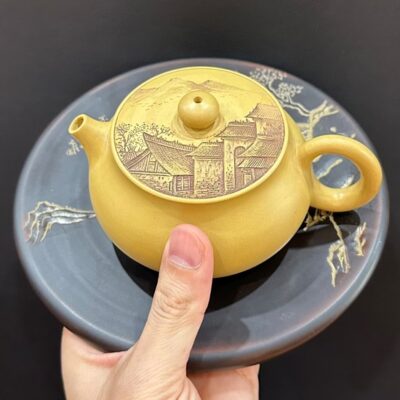Ấm tử sa nê hưng khắc phố cổ trên nắp thủ công vàng đẹp 250ml pha trà ngon.